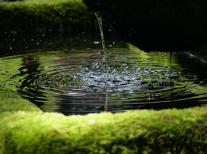 detail kamenného žľabu s vodou