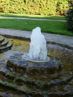 malá fontánka v záhrade