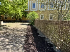 oddelenie budúceho trávnika hliníkovou pásovinou