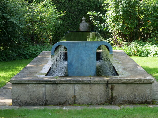 väčší vodný prvok v súkromnej záhrade